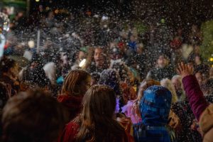 webready downtown oroville tree lighting hand 300x200